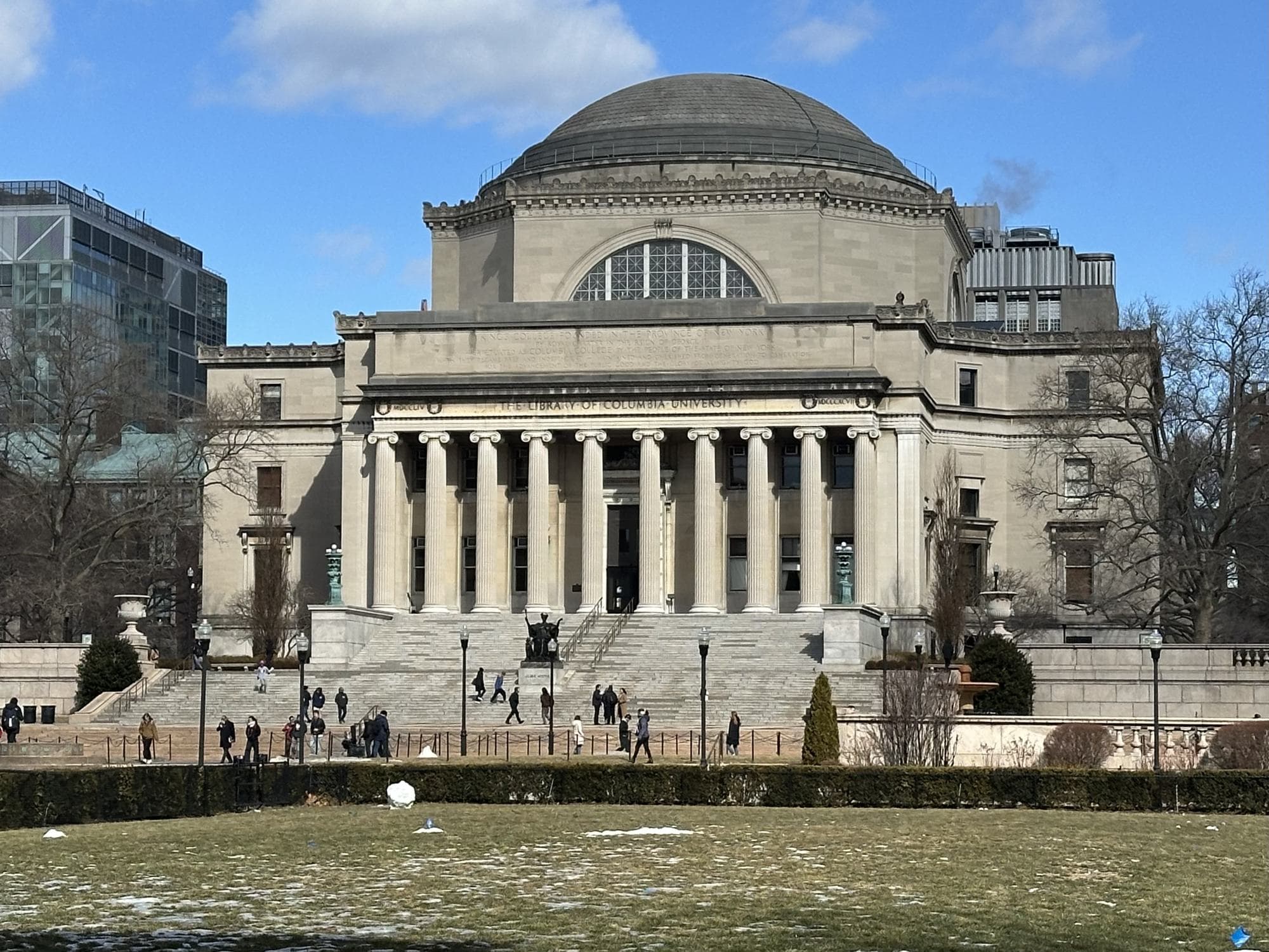 Students on the steps of Low Memorial Library, Columbia University